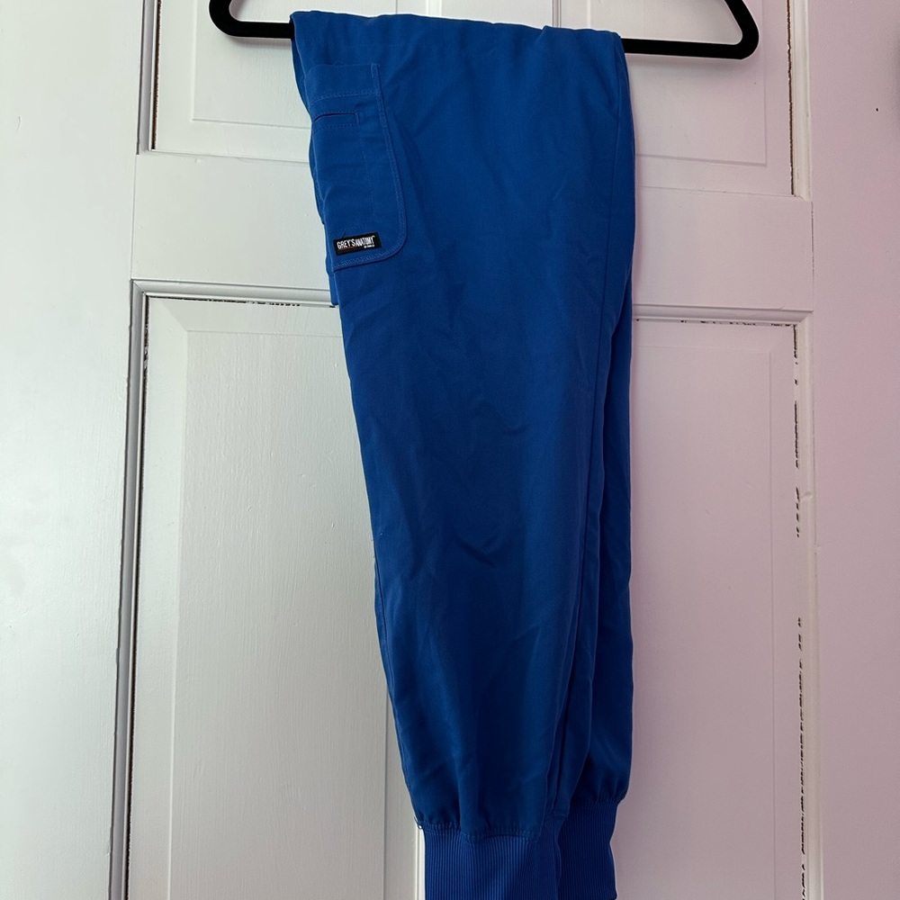 Yale YNHH royal blue nursing scrub tops & bottoms - Picture 5 of 11